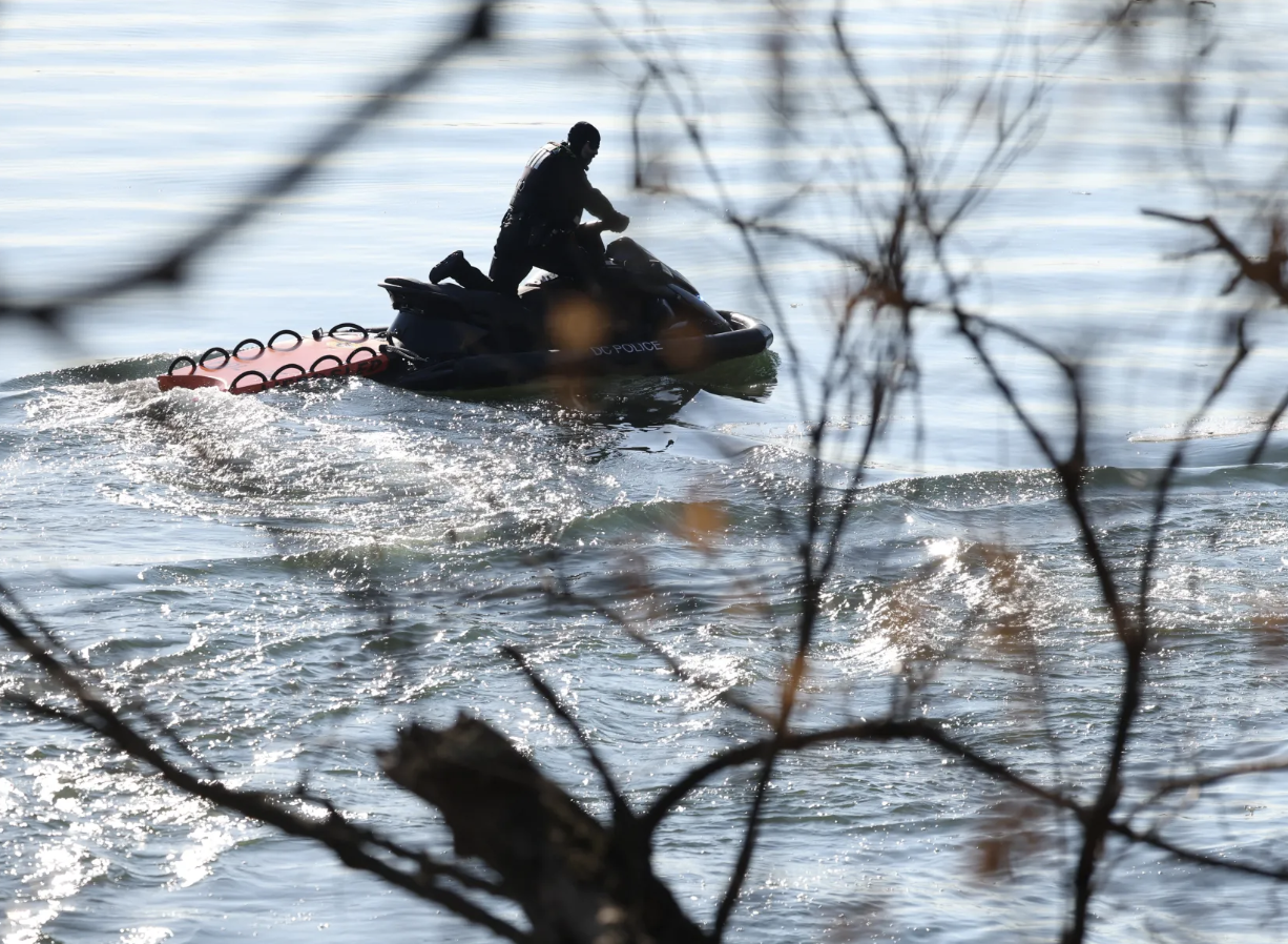 美国16年来最严重空难！美航与军直碰撞无人生还！30多具遗体打捞出水！世界冠军花滑夫妻遇难